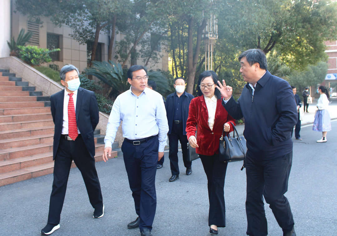 參觀學(xué)校副本.jpg 參觀學(xué)校副本.jpg